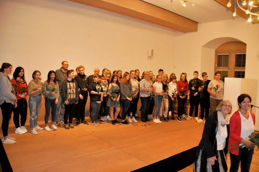 Sprachschätze im gefüllten Burgsaal der Wewelsburg: Schauspieler Max Rohland und drei Schulen begeisterten ihr Publikum mit Theater und Poetry Slam Bildnachweis: Kreismuseum Wewelsburg